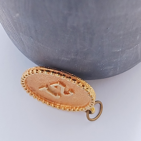 KJL RARE COLLECTIBLE medallion charm pendant 21 goldtone Kenneth Jay Lane - Picture 4 of 4